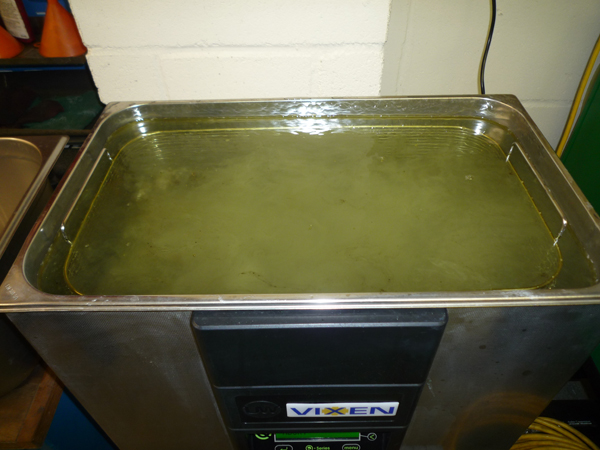 Ultrasonic cleaning machine